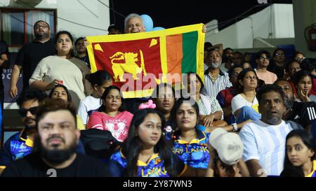 3 ottobre 2024, Sharjah, nuova Delhi, Emirati Arabi Uniti (EAU: Tifosi dello Sri Lanka con la loro bandiera nazionale che si godono la partita numero 2 del gruppo A della ICC Women's T20 Cricket World Cup tra Pakistan e Sri Lanka allo Sharjah Cricket Stadium, Sharjah, Emirati Arabi Uniti il 3 ottobre 2024. (Immagine di credito: © Avijit Das/ZUMA Press Wire) SOLO PER USO EDITORIALE! Non per USO commerciale! Foto Stock