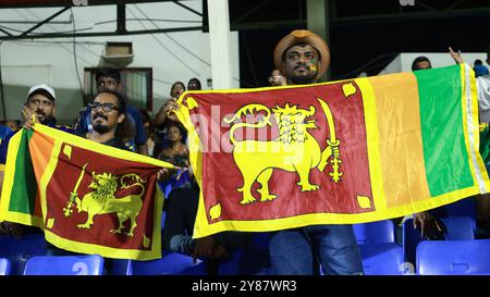 3 ottobre 2024, Sharjah, nuova Delhi, Emirati Arabi Uniti (EAU: Tifosi dello Sri Lanka con la loro bandiera nazionale che si godono la partita numero 2 del gruppo A della ICC Women's T20 Cricket World Cup tra Pakistan e Sri Lanka allo Sharjah Cricket Stadium, Sharjah, Emirati Arabi Uniti il 3 ottobre 2024. (Immagine di credito: © Avijit Das/ZUMA Press Wire) SOLO PER USO EDITORIALE! Non per USO commerciale! Foto Stock