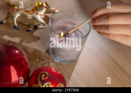 Fiammiferi, candele accese, auguri di Natale, educazione alla sicurezza antincendio, soprattutto durante le festività, gioia ed entusiasmo associati a Foto Stock