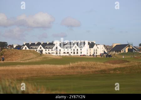 Carnoustie, Angus, Regno Unito. 3 ottobre 2024. Alfred Dunhill Links Golf Championship, Round 1; The Carnoustie Golf Hotel and Links Clubhouse sul campo da campionato di Carnoustie Golf Links, durante il primo round del Dunhill Links Championship Credit: Action Plus Sports/Alamy Live News Foto Stock