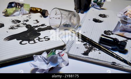 Segni di zampe di gatto sui notebook. Foto Stock