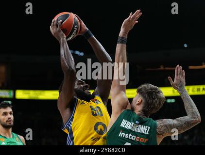 Berlin, Deutschland, 03.10.2024: Trevion Williams Alba Berlin kontrolliert den ball waehrend des Spiels der Turkish Airlines Euroleague - 1° giorno zwischen Alba Berlin vs Panathinaikos B.C. im Uber Arena AM 03. Ottobre 2024 a Berlino, Germania. Foto von Ulrik Pedersen/DeFodi Images Berlin, Germania, 03.10.2024: Trevion Williams Alba Berlin controlla il pallone durante l'Eurolega turca - partita del giorno 1 tra Alba Berlin vs Panathinaikos B.C. all'Uber Arena il 3 ottobre 2024 a Berlino, Germania. Foto di Ulrik Pedersen/DeFodi Images Defodi-659 BKO20241003 0018 *** Berlino, Germania, 03 10 Foto Stock