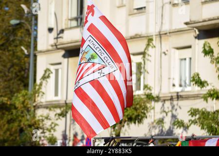 Bilbao, Spagna, 3 ottobre 2024: Bandiera di Athletic Club durante l'anteprima della partita UEFA Europa League tra Athletic Club e AZ Alkmaar il 3 ottobre 2024 a Bilbao, Spagna. Crediti: Alberto Brevers / Alamy Live News. Foto Stock