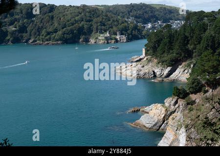 Vista sul lato est della foce del fiume Dart, a circa tre chilometri da Kingswear nel Devon, Inghilterra Foto Stock