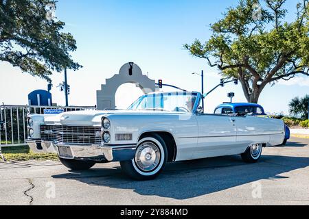 Gulfport, MS - 2 ottobre 2023: Vista dall'angolo anteriore con prospettiva bassa di una Cadillac DeVille Convertible 1966 in una mostra di auto locale. Foto Stock