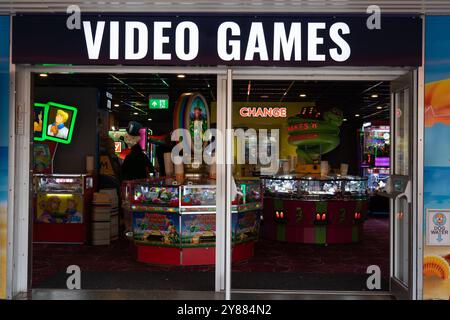 Sala giochi con grandi videogiochi firmata Dewlish Devon England Foto Stock