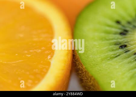 Le vivaci fette di arancia abbinate a succose fette di kiwi sono perfette per ricette salutari e spuntini rinfrescanti Foto Stock