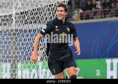 Dusan Vlahovic (Juventus Torino) bejubelt das 2:3. GER, RB Leipzig vs. Juventus Torino, Fussball, UEFA Champions League, 2. Spieltag, Saison 2024/2025, 02.10.2024 foto: Eibner-Pressefoto/Bert Harzer Foto Stock