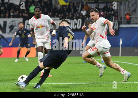 Francisco Conceicao (Juventus Turin) Mitte, David Raum (RB Leipzig) Re. Und Castello Lukeba (RB Leipzig) li. GER, RB Leipzig vs. Juventus Torino, Fussball, UEFA Champions League, 2. Spieltag, Saison 2024/2025, 02.10.2024 foto: Eibner-Pressefoto/Bert Harzer Foto Stock