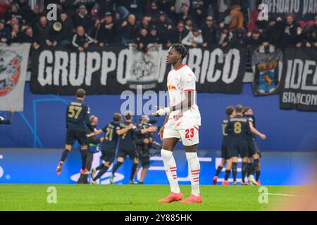 Castello Lukeba (camera e colazione Leipzig) Vorn, frustriert, Mannschaft von Juventus Turin bejubelt im Hintergrund das 1:1. GER, RB Leipzig vs. Juventus Torino, Fussball, UEFA Champions League, 2. Spieltag, Saison 2024/2025, 02.10.2024 foto: Eibner-Pressefoto/Bert Harzer Foto Stock