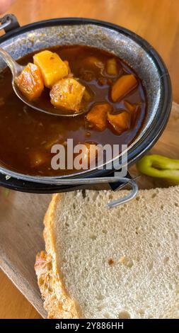 Goulash servito in un calderone a Budapest, Ungheria Foto Stock