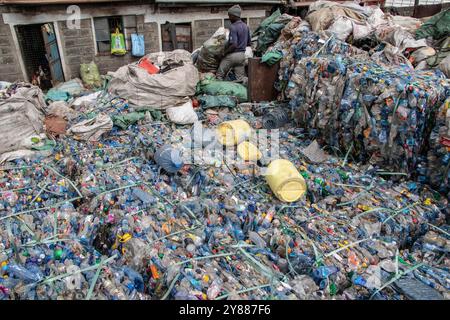 Nakuru, Kenya. 3 ottobre 2024. Si vede un lavoratore lavorare in un centro di riciclaggio della plastica a Nakuru. In vista del ciclo finale di negoziati per un trattato globale sulle materie plastiche a Busan, Corea del Sud, previsto per novembre 2024, il Kenya ha aderito a un gruppo di 57 paesi noti come High Ambition Coalition to End Plastic Pollution, impegnati a creare un trattato globale giuridicamente vincolante entro la fine dell'anno. Credito: SOPA Images Limited/Alamy Live News Foto Stock