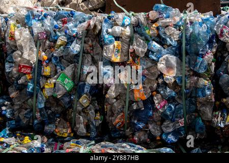 Nakuru, Kenya. 3 ottobre 2024. Balle di rifiuti di plastica sono visibili in un centro di riciclaggio a Nakuru. In vista del ciclo finale di negoziati per un trattato globale sulle materie plastiche a Busan, Corea del Sud, previsto per novembre 2024, il Kenya ha aderito a un gruppo di 57 paesi noti come High Ambition Coalition to End Plastic Pollution, impegnati a creare un trattato globale giuridicamente vincolante entro la fine dell'anno. Credito: SOPA Images Limited/Alamy Live News Foto Stock