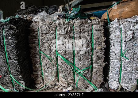 Nakuru, Kenya. 3 ottobre 2024. Balle di rifiuti di plastica sono visibili in un centro di riciclaggio a Nakuru. In vista del ciclo finale di negoziati per un trattato globale sulle materie plastiche a Busan, Corea del Sud, previsto per novembre 2024, il Kenya ha aderito a un gruppo di 57 paesi noti come High Ambition Coalition to End Plastic Pollution, impegnati a creare un trattato globale giuridicamente vincolante entro la fine dell'anno. Credito: SOPA Images Limited/Alamy Live News Foto Stock