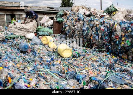 Nakuru, Kenya. 3 ottobre 2024. Si vede un lavoratore lavorare in un centro di riciclaggio della plastica a Nakuru. In vista del ciclo finale di negoziati per un trattato globale sulle materie plastiche a Busan, Corea del Sud, previsto per novembre 2024, il Kenya ha aderito a un gruppo di 57 paesi noti come High Ambition Coalition to End Plastic Pollution, impegnati a creare un trattato globale giuridicamente vincolante entro la fine dell'anno. Credito: SOPA Images Limited/Alamy Live News Foto Stock