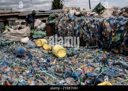 Nakuru, Kenya. 3 ottobre 2024. Si vede un lavoratore lavorare in un centro di riciclaggio della plastica a Nakuru. In vista del ciclo finale di negoziati per un trattato globale sulle materie plastiche a Busan, Corea del Sud, previsto per novembre 2024, il Kenya ha aderito a un gruppo di 57 paesi noti come High Ambition Coalition to End Plastic Pollution, impegnati a creare un trattato globale giuridicamente vincolante entro la fine dell'anno. Credito: SOPA Images Limited/Alamy Live News Foto Stock