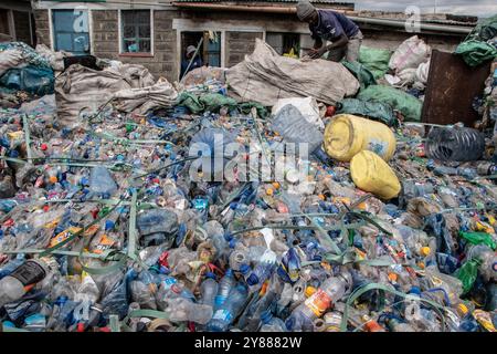 Nakuru, Kenya. 3 ottobre 2024. Si vede un lavoratore lavorare in un centro di riciclaggio della plastica a Nakuru. In vista del ciclo finale di negoziati per un trattato globale sulle materie plastiche a Busan, Corea del Sud, previsto per novembre 2024, il Kenya ha aderito a un gruppo di 57 paesi noti come High Ambition Coalition to End Plastic Pollution, impegnati a creare un trattato globale giuridicamente vincolante entro la fine dell'anno. (Foto di James Wakibia/SOPA Images/Sipa USA) credito: SIPA USA/Alamy Live News Foto Stock