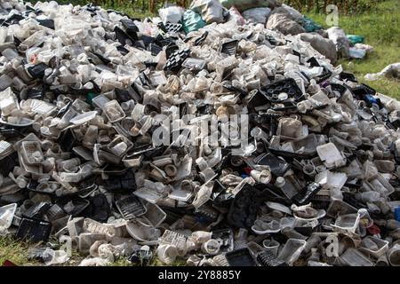 Nakuru, Kenya. 3 ottobre 2024. I rifiuti di plastica sono visibili presso il centro di riciclaggio di Nakuru. In vista del ciclo finale di negoziati per un trattato globale sulle materie plastiche a Busan, Corea del Sud, previsto per novembre 2024, il Kenya ha aderito a un gruppo di 57 paesi noti come High Ambition Coalition to End Plastic Pollution, impegnati a creare un trattato globale giuridicamente vincolante entro la fine dell'anno. (Foto di James Wakibia/SOPA Images/Sipa USA) credito: SIPA USA/Alamy Live News Foto Stock