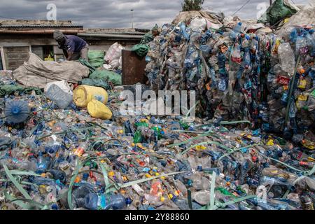 Nakuru, Kenya. 3 ottobre 2024. Si vede un lavoratore lavorare in un centro di riciclaggio della plastica a Nakuru. In vista del ciclo finale di negoziati per un trattato globale sulle materie plastiche a Busan, Corea del Sud, previsto per novembre 2024, il Kenya ha aderito a un gruppo di 57 paesi noti come High Ambition Coalition to End Plastic Pollution, impegnati a creare un trattato globale giuridicamente vincolante entro la fine dell'anno. (Foto di James Wakibia/SOPA Images/Sipa USA) credito: SIPA USA/Alamy Live News Foto Stock