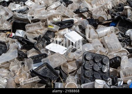 Nakuru, Kenya. 3 ottobre 2024. I rifiuti di plastica sono visibili presso il centro di riciclaggio di Nakuru. In vista del ciclo finale di negoziati per un trattato globale sulle materie plastiche a Busan, Corea del Sud, previsto per novembre 2024, il Kenya ha aderito a un gruppo di 57 paesi noti come High Ambition Coalition to End Plastic Pollution, impegnati a creare un trattato globale giuridicamente vincolante entro la fine dell'anno. (Foto di James Wakibia/SOPA Images/Sipa USA) credito: SIPA USA/Alamy Live News Foto Stock