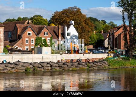 Difese alluvionali lungo il fiume Severn a Bewdley, Worcestershire, Regno Unito. 2024 Foto Stock