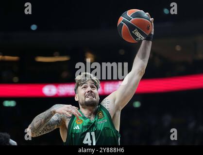 Berlin, Deutschland, 03.10.2024: Juancho Hernangomez Panathinaikos B.C. kontrolliert den ball waehrend des Spiels der Turkish Airlines Euroleague - 1° giorno zwischen Alba Berlin vs Panathinaikos B.C. im Uber Arena AM 03. Ottobre 2024 a Berlino, Germania. Foto von Ulrik Pedersen/DeFodi Images Berlin, Germany, 03.10.2024: Juancho Hernangomez Panathinaikos B.C. controlla la palla durante l'Eurolega turca - giorno 1 partita tra Alba Berlin e Panathinaikos B.C. all'Uber Arena il 3 ottobre 2024 a Berlino, Germania. Foto di Ulrik Pedersen/DeFodi immagini Defodi-659 BKO20241003 0044 *** Ber Foto Stock