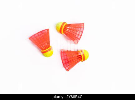 rubinetti per badminton ad alta velocità su sfondo bianco Foto Stock