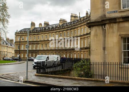 25 aprile 2024 Una sezione del Circo, originariamente chiamata Kings Circus, è un anello storico di grandi case a schiera nella città di Bath, Somerset, in Inghilterra. Foto Stock