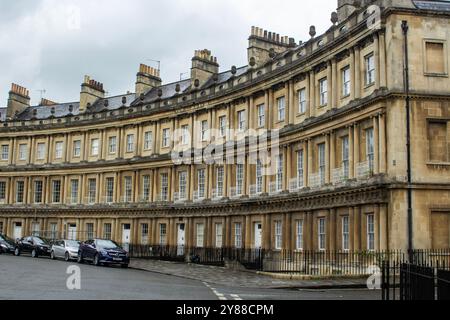 25 aprile 2024 Una sezione del Circo, originariamente chiamata Kings Circus, è un anello storico di grandi case a schiera nella città di Bath, Somerset, in Inghilterra. Foto Stock