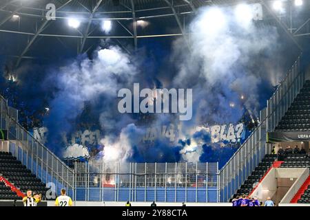 Linz, Austria. 3 ottobre 2024. LINZ, AUSTRIA - 3 OTTOBRE: Tifosi di Djurgarden SE durante la partita di fase MD1 della UEFA Conference League 2024/25 tra LASK e Djurgarden Oberoesterreich Arena il 3 ottobre 2024 a Linz, Austria.241003 SEPA 20 023 - 20241003 PD8768 credito: APA-PictureDesk/Alamy Live News Foto Stock