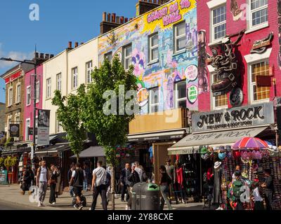 Negozi sulla trafficata strada principale di Camden Town, Londra, Regno Unito Foto Stock
