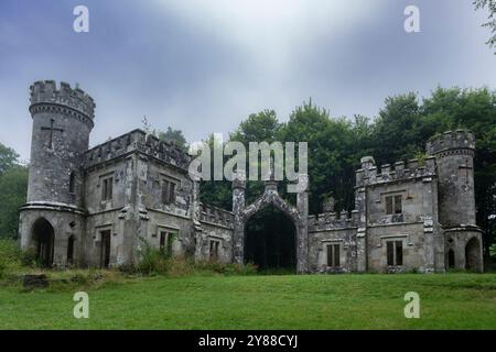 Abbandonato Ballysaggartmore Lodge, rovine storiche vicino a Lismore nella campagna irlandese Foto Stock