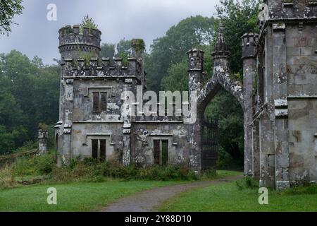 Abbandonato Ballysaggartmore Lodge, rovine storiche vicino a Lismore nella campagna irlandese Foto Stock