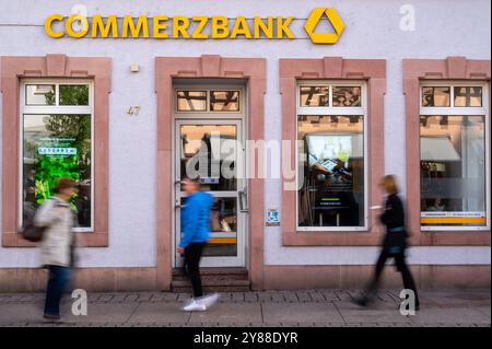 , Deutschland, Rheinland-Pfalz, Speyer, 02.10.2024, Die Fassade einer Commerzbank-Filiale in Speyer mit vorbeigehenden Passanten an einem sonnigen Ta Foto Stock
