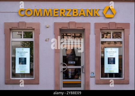 , Deutschland, Rheinland-Pfalz, Speyer, 02.10.2024, Die Fassade einer Commerzbank-Filiale in Speyer mit vorbeigehenden Passanten an einem sonnigen Ta Foto Stock