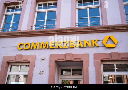 , Deutschland, Rheinland-Pfalz, Speyer, 02.10.2024, Die Fassade einer Commerzbank-Filiale in Speyer mit vorbeigehenden Passanten an einem sonnigen Ta Foto Stock