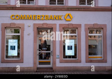 , Deutschland, Rheinland-Pfalz, Speyer, 02.10.2024, Die Fassade einer Commerzbank-Filiale in Speyer mit vorbeigehenden Passanten an einem sonnigen Ta Foto Stock