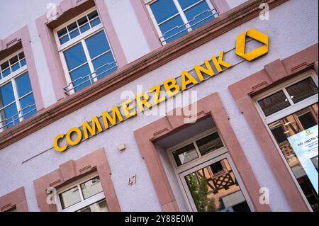 , Deutschland, Rheinland-Pfalz, Speyer, 02.10.2024, Die Fassade einer Commerzbank-Filiale in Speyer mit vorbeigehenden Passanten an einem sonnigen Ta Foto Stock