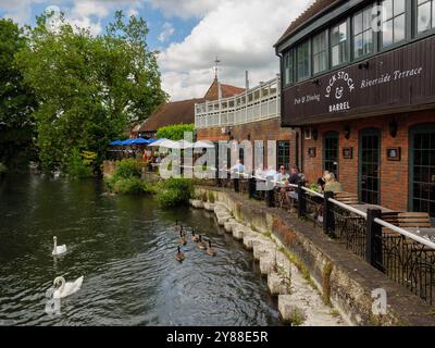 The Lock Stock and Barrel pub accanto al fiume Kennet, Newbury, West Berkshire, Inghilterra, Regno Unito Foto Stock