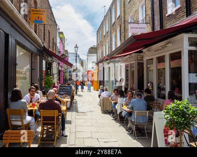 Persone che mangiano all'aperto presso il marciapiede del ristorante a Camden Passage, Islington, Londra, Regno Unito Foto Stock