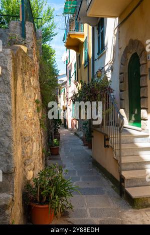 Vista pittoresca di una stradina nella cittadina costiera di Porto Venere, Liguria, Italia Foto Stock