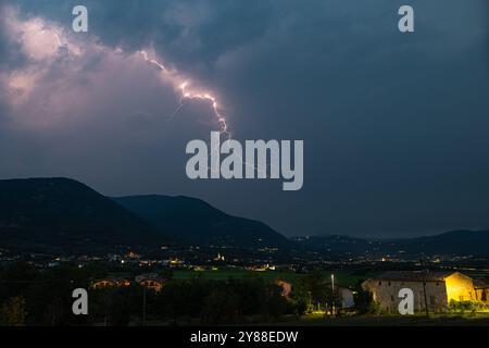 Fulmine di fulmine sulle montagne delle Alpi meridionali, a nord di Verona, Italia Foto Stock