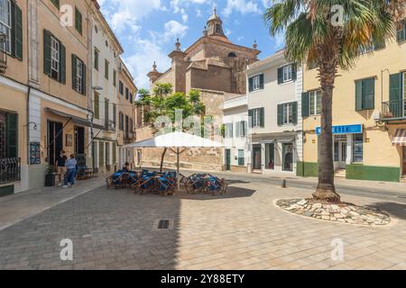 Piccola piazza con la chiesa di Iglesia del Carmen nella parte storica della città di Mahon a Minorca. Foto Stock