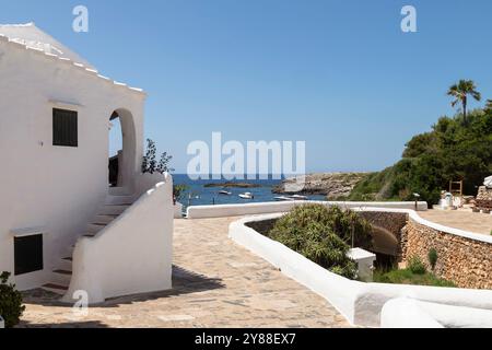 Villaggio costiero di Binibequer sull'isola spagnola di Minorca. Foto Stock