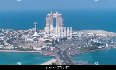 Abu Dhabi, Emirati Arabi Uniti - 14 febbraio 2022: Vista aerea del Marina Mall e del Marina Village, che mostra il Rixos Marina Hotel sulla costa. Vibr Foto Stock