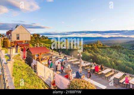 Kitzeck im Sausal: Festa del vino, tavoli con visitatori, vigneti di Süd-Steiermark, Steiermark, Stiria, Austria Foto Stock