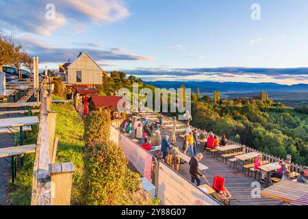 Kitzeck im Sausal: Festa del vino, tavoli con visitatori, vigneti di Süd-Steiermark, Steiermark, Stiria, Austria Foto Stock