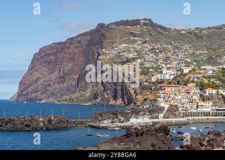Vista del villaggio di pescatori di Câmara de Lobos a Madeira; Portogallo. Foto Stock