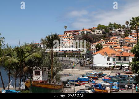 Piccolo porto con terrazze pittoresche e accoglienti nel centro del villaggio di pescatori di Câmara de Lobos sull'isola di Madeira. Foto Stock