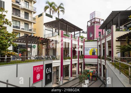 Moderno centro commerciale - Forum-madeira, con 80 negozi su 3 piani intorno ad una piacevole piazza. Foto Stock